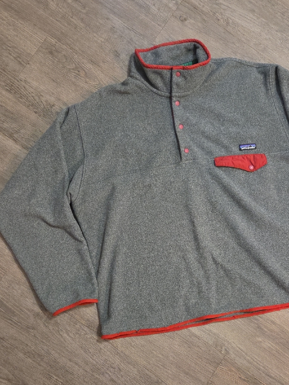 Patagonia • Synchilla Snap-T Lightweight Fleece Pullover (Grey with Red Trim) - Picture 2 of 10